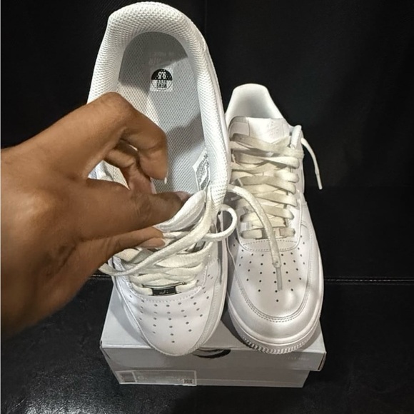 White Nike Air Force 1 - Picture 6 of 8